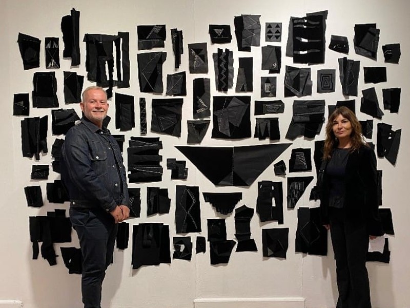 La artista chilena Paula Zegers y el curador Cristián Oschilewski en MAC Salta
